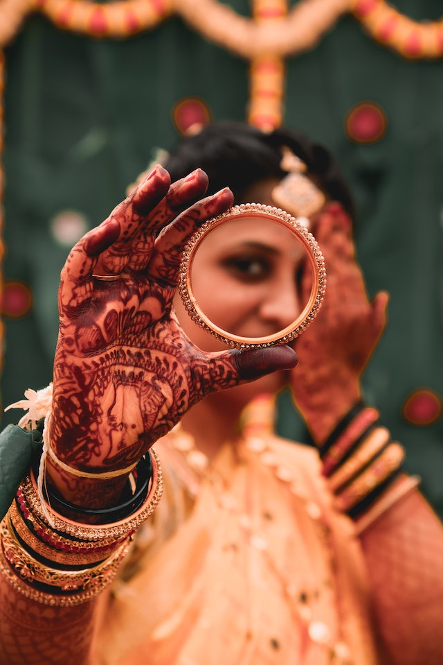 Expert Tips from a Mehndi Artist: Creating Beautiful Henna Mehndi Designs  at Home | by Anubhav Webmeen | Medium